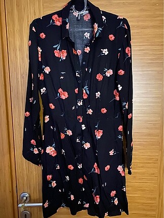 H&M Divided diz üstü çiçek desenli gömlek elbise. 38 tam beden.