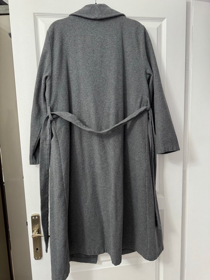 Gri önden bağlamalı uzun kaşe mont - Görsel 4