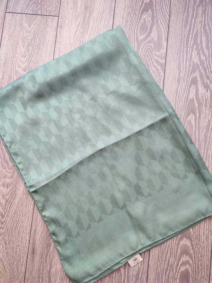 Lacivert ve yeşil jakarlı şal - Görsel 3