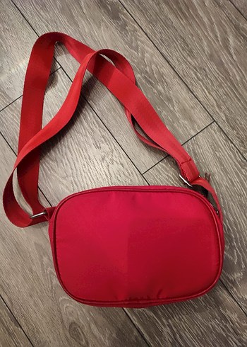 Kırmızı Çapraz Askılı Çanta - Görsel 2