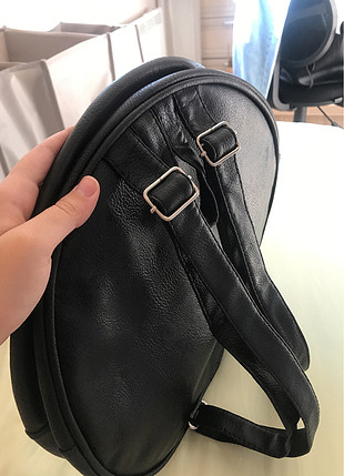 Yuvarlak siyah çanta
