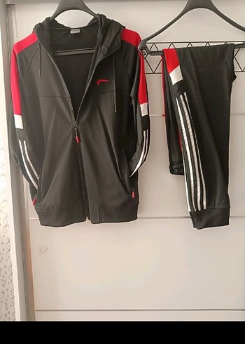 2 defa giyildi Sadece Siyah Sportif Fermuarlı Eşofman Takımı