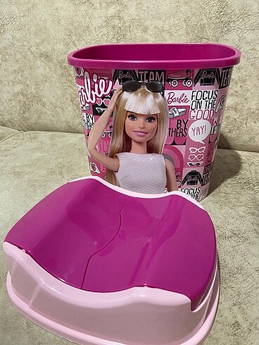 Sıfır çöp kovası barbie lisanlı orjınal üründür 7.5 lt alıyor