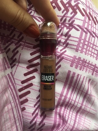 Instant eraser concealer