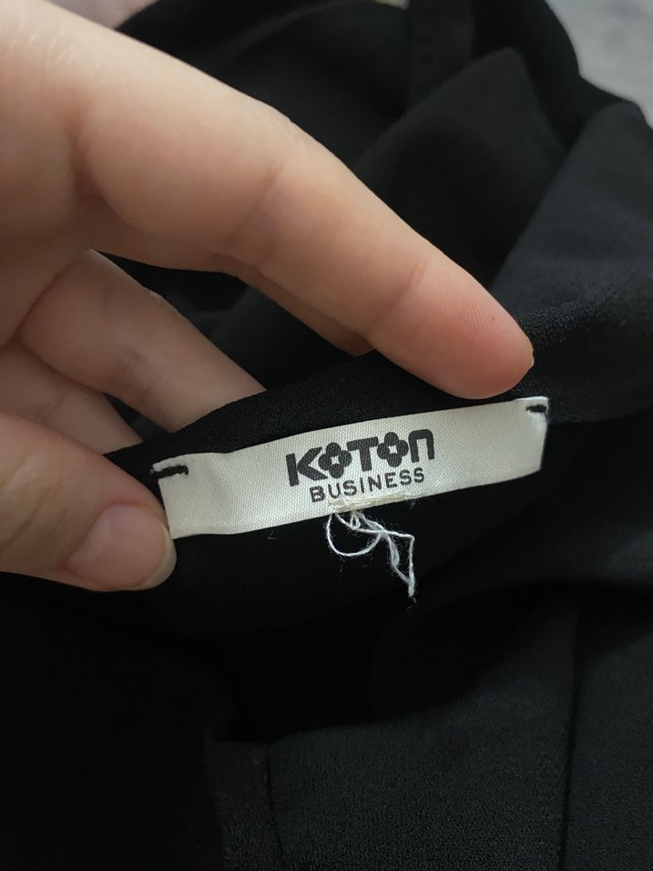 Siyah yırtmaçlı asimetrik yaka elbise - Görsel 4