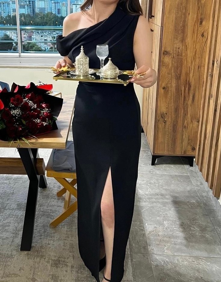 Siyah yırtmaçlı asimetrik yaka elbise - Görsel 2