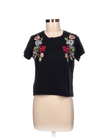 Guess T-shirt %70 İndirimli.