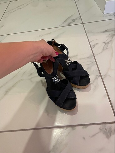 Tommy Hilfiger dolgu topuk sandalet