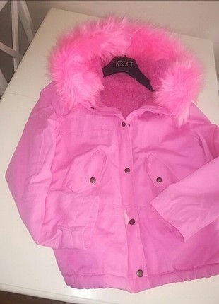 Neon pembe kürklü kapşonlu mont