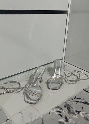 Trendyol & Milla Beyaz Parlak Yılan Desenli Bağcıklı İnce Topuklu