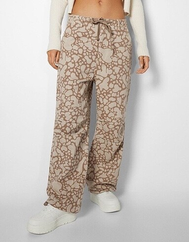 Bershka BERSHKA DESENLİ PARAŞÜT PANTOLON