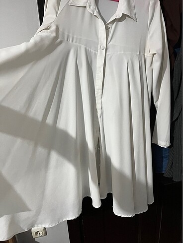 beyaz alt kısmı geniş pileli gömlek - Görsel 2