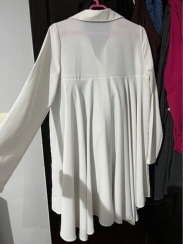 beyaz alt kısmı geniş pileli gömlek - Görsel 3