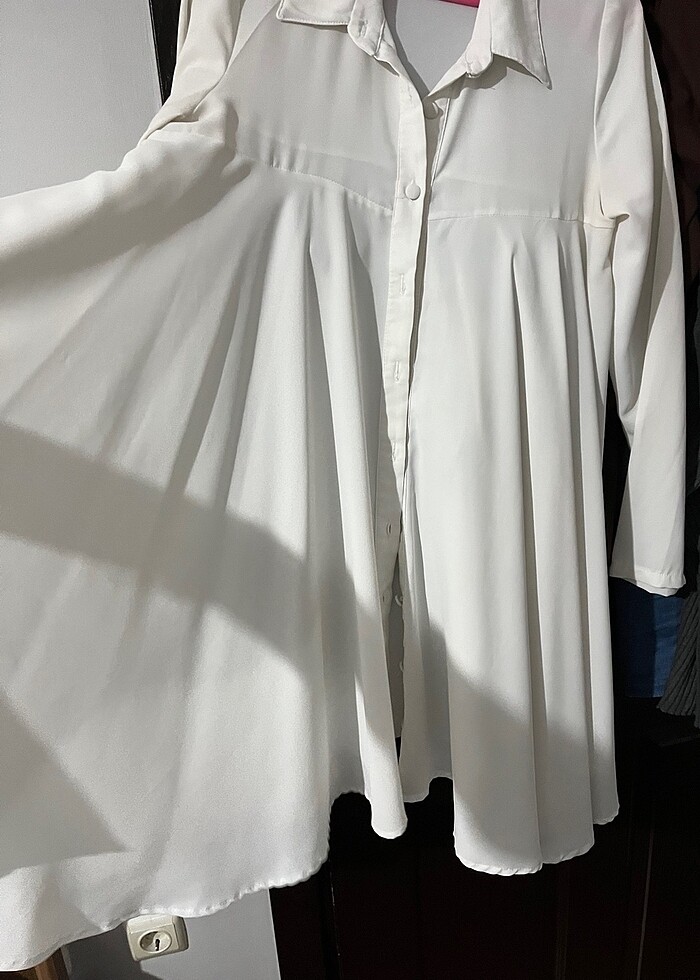 beyaz alt kısmı geniş pileli gömlek - Görsel 2