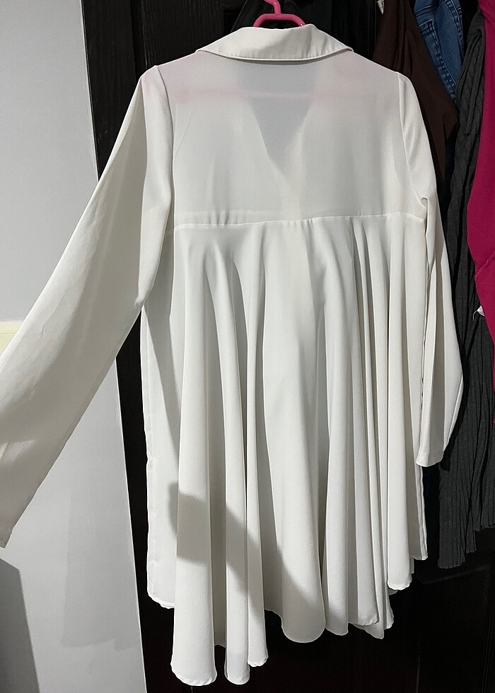 beyaz alt kısmı geniş pileli gömlek - Görsel 3