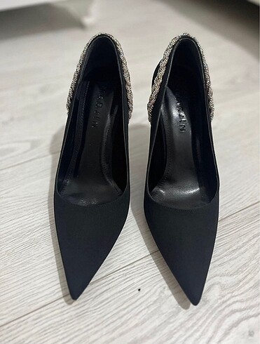 Marjin aksesuarlı stiletto