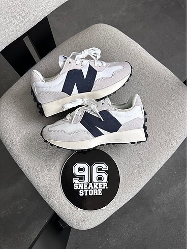 New Balance 327