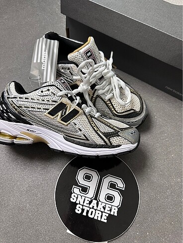 New Balance 1906R Metalic Gold