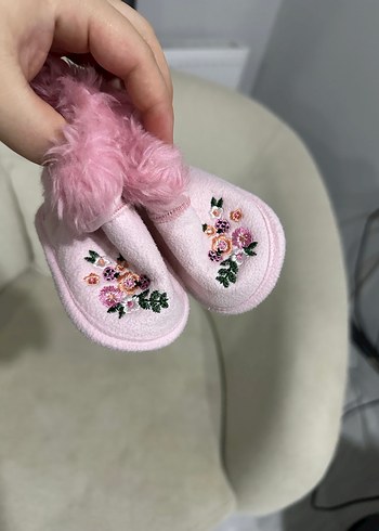 17 Beden pembe Renk 2 adet fiyatı Kız Bebek Pembe Nakışlı Kürklü İlk Adım Ayakkabısı