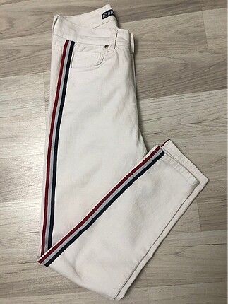Beyaz yanları şeritli kot pantolon