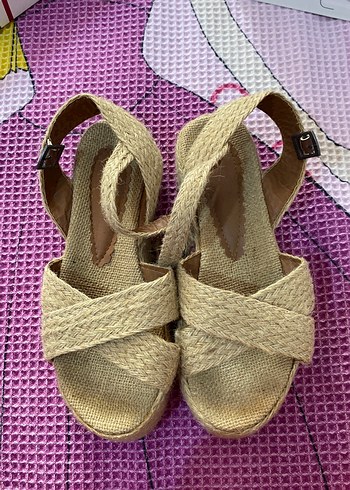 Bej Hasır Dokulu Dolgu Topuklu Kadın Sandalet