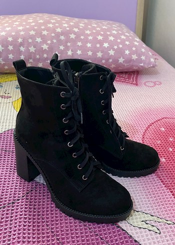 Siyah Süet Bağcıklı Gotik Topuklu Bot