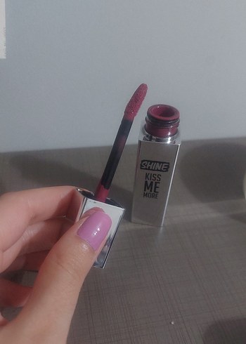 Beden Flormar Parlak Pembe Likit Ruj 004