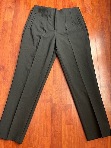 42 Beden siyah Renk Zara model etiketli havuç pantolon