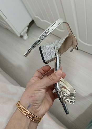 Beyaz Tokalı İnce Topuklu Abiye Ayakkabı - Görsel 3