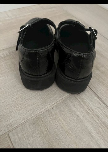 Siyah Parlak Tokalı Gotik Kadın Ayakkabı 28 - Görsel 3