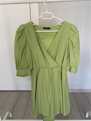 yeşil kemerli elbise