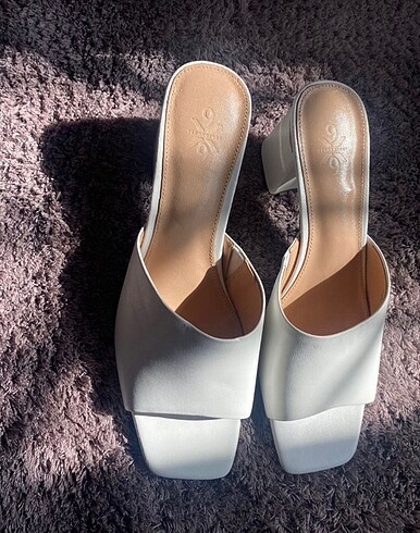 nine west beyaz topuklu terlik