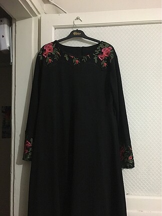 Yakasi ve kolu nakisli