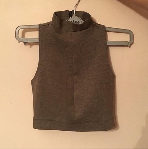 Zara Haki Yeşili Fermuarlı Crop Top