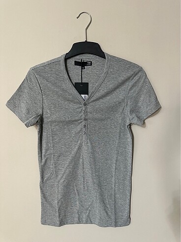 Düğmeli V Yaka Tshirt