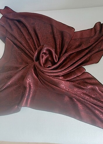 Bordo üstümden desenli eşarp