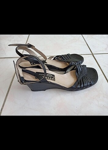 38 Beden siyah Renk Dolgu topuklu yazlık sandalet 
