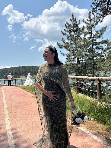 Haki yeşili taş işlemeli nişan elbisesi