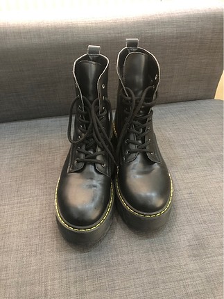 Dr. Martens Kalın Tabanlı Bot