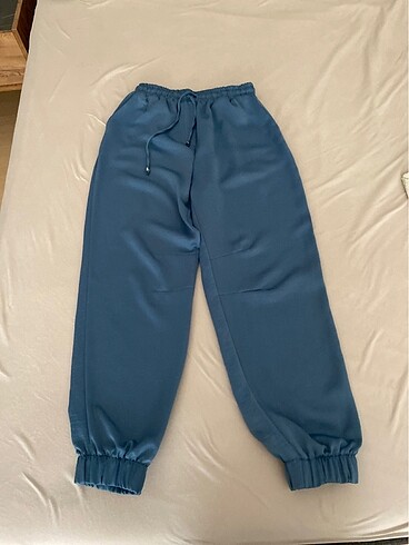 Mavi parlak kumaş pantolon beyaz paraşüt pantolon