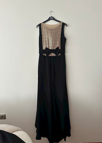 Sırtı Parlak Altın İşlemeli Uzun Siyah Elbise - Görsel 3