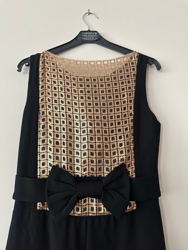 Sırtı Parlak Altın İşlemeli Uzun Siyah Elbise - Görsel 2