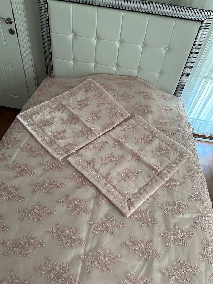 Nakışlı Pembe Yatak Örtüsü - Görsel 2