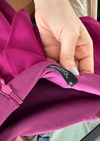 Koyu Pembe Omuzdan Dökümlü Uzun Abiye Elbise - Görsel 3