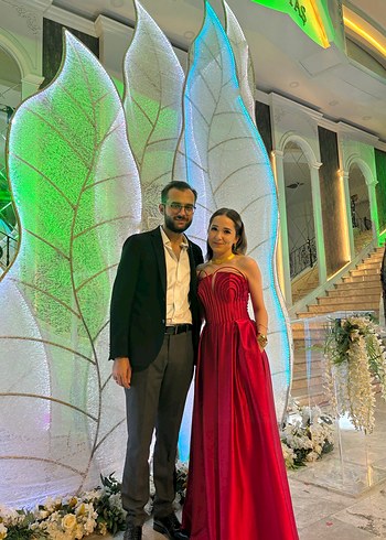 Kırmızı gece elbisesi