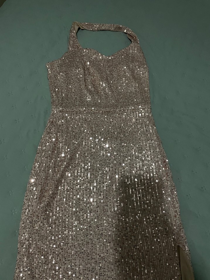 Altın Renkli Pul Payetli Uzun Abiye Elbise - Görsel 4