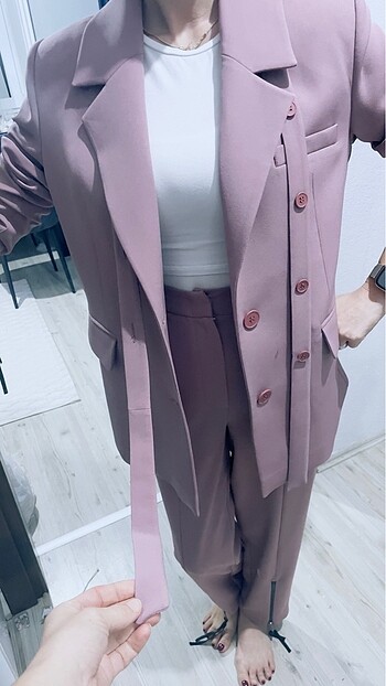 Takım alt üst bir kere bu çekilirken giyildi - Görsel 9