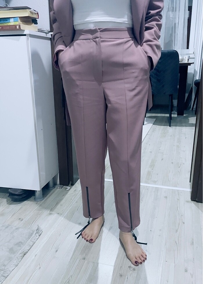 Takım alt üst bir kere bu çekilirken giyildi - Görsel 2