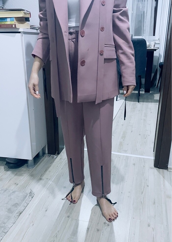 Takım alt üst bir kere bu çekilirken giyildi - Görsel 3