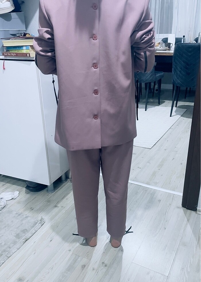 Takım alt üst bir kere bu çekilirken giyildi - Görsel 4